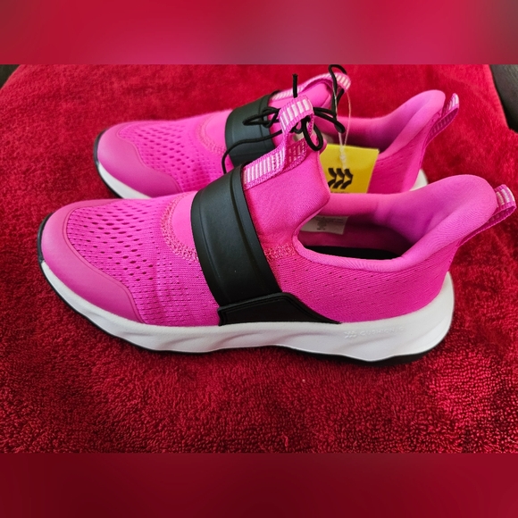 NWT. Girl's Pink Athletic Shoes. Size:4. - Picture 2 of 7